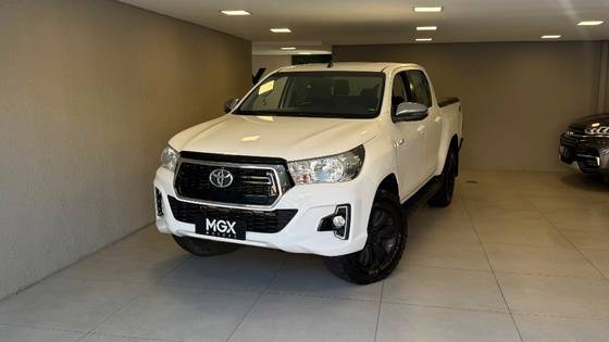 TOYOTA HILUX 2.8 SR 4X4 CD 16V DIESEL 4P AUTOMÁTICO TOYOTA HILUX 2.8 SR 4X4 CD 16V DIESEL 4P AUTOMÁTICO